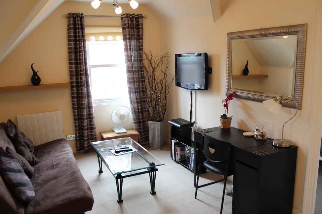 Hamilton's 3* Chertsey