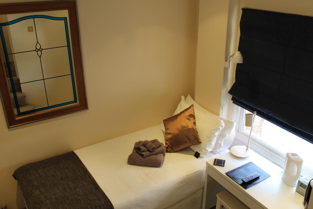 Hamilton's Guest house 3*