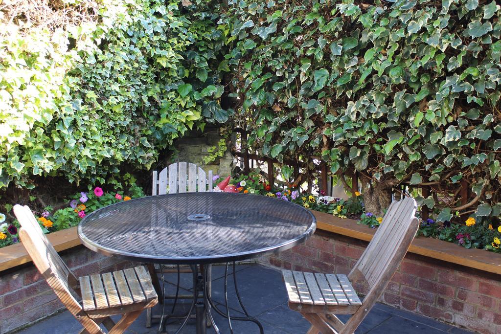 Hamilton's Guest house 3*