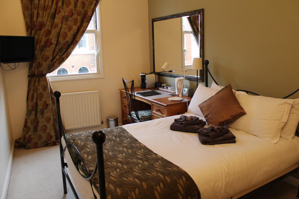 Hamilton's Guest house Chertsey