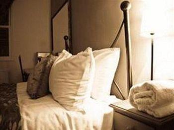 Hamilton's Guest house 3*