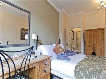 Hamilton's 3* Chertsey