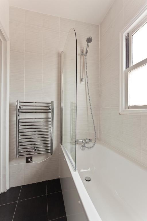 Hamilton's Guest house 3*