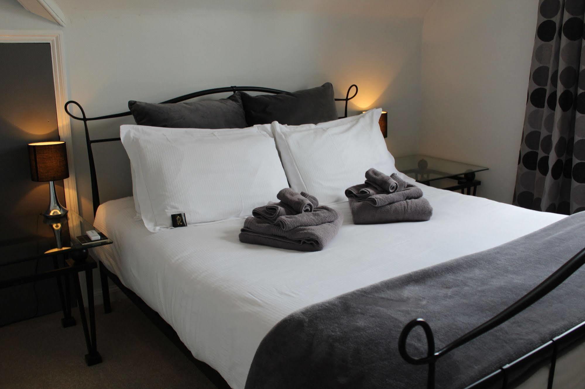 Hamilton's 3* Chertsey
