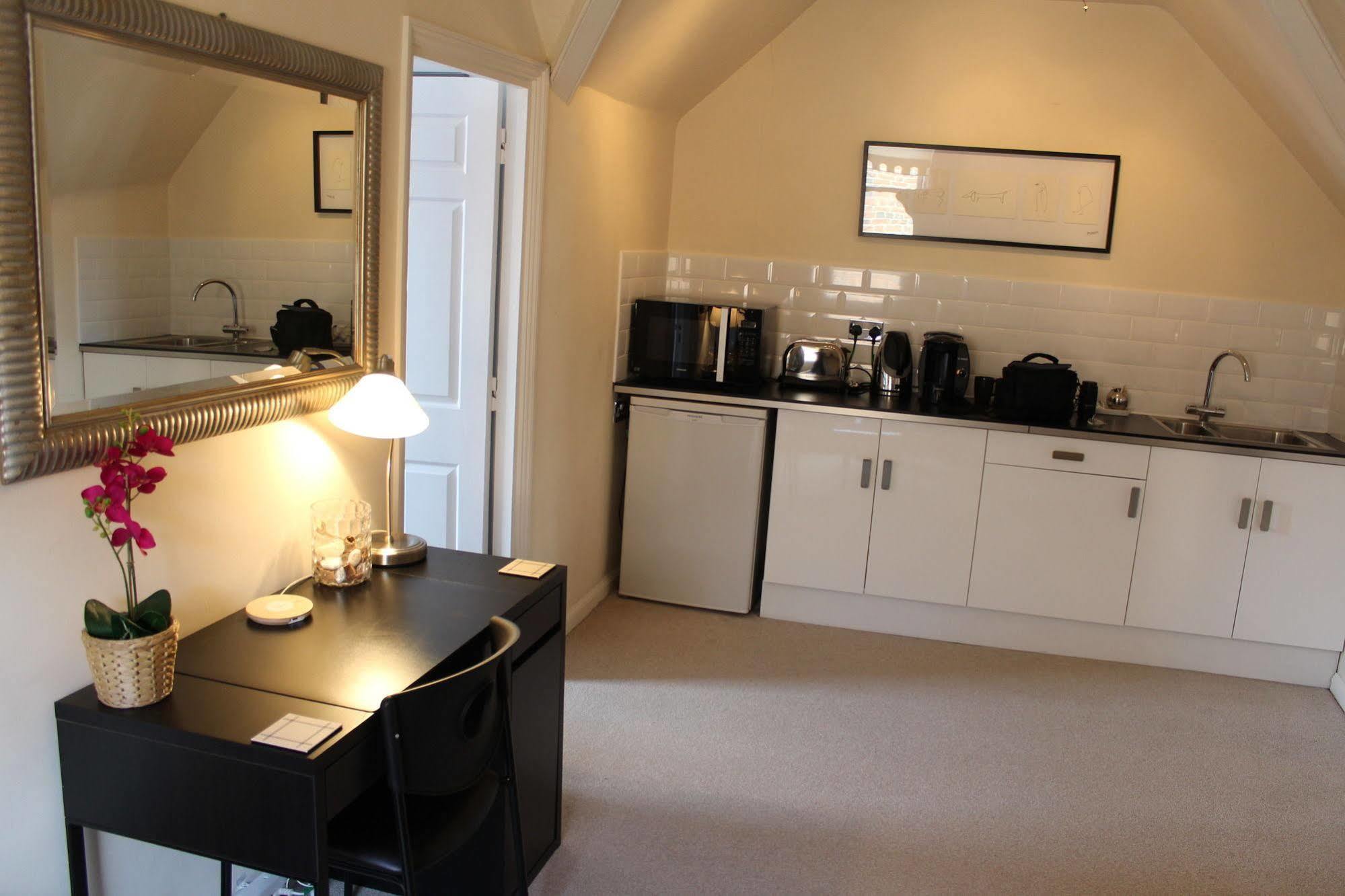 Hamilton's Guest house 3*