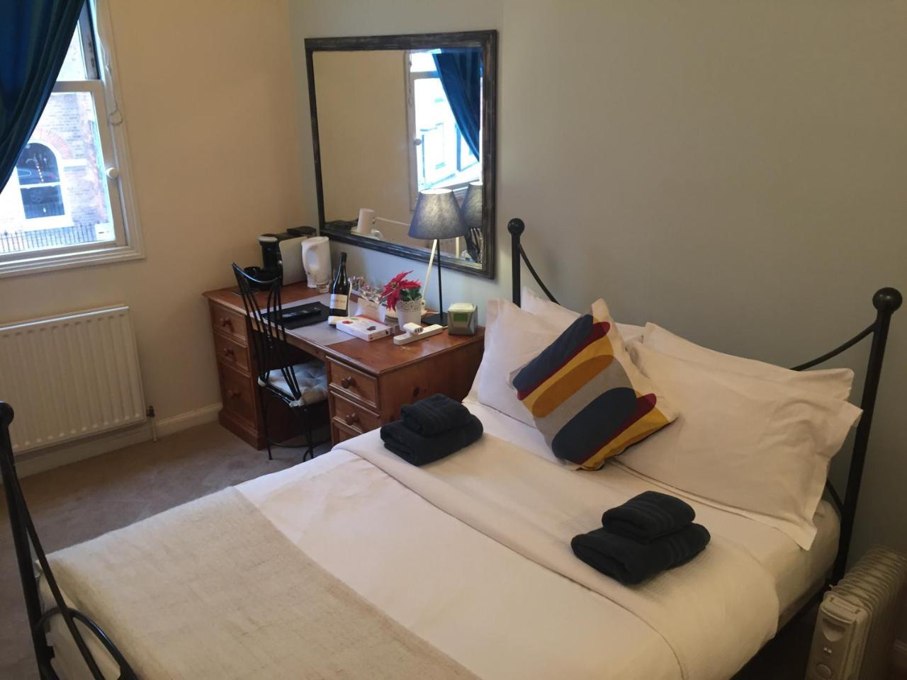 Hamilton's Guest house 3*