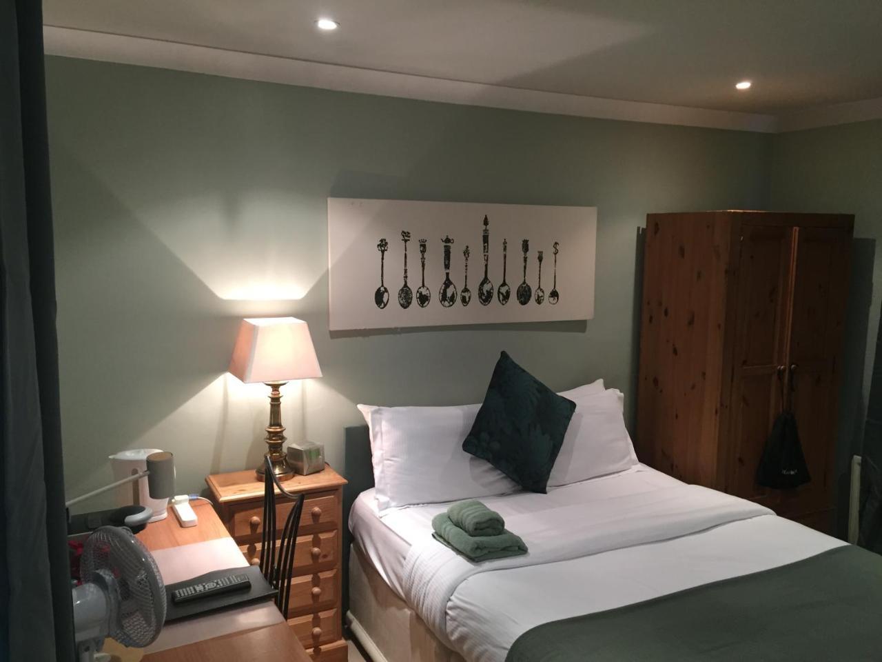 Hamilton's 3* Chertsey
